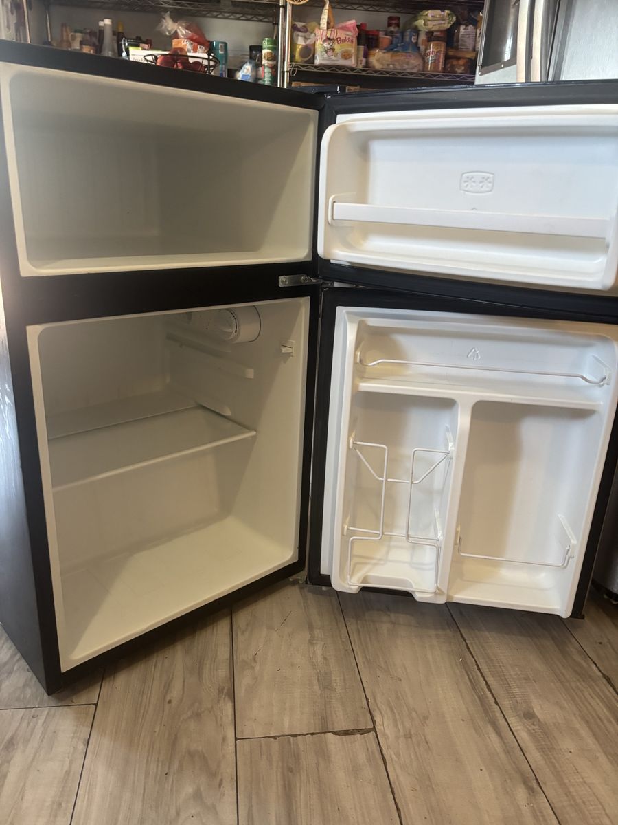 Willz Black Mini Fridge with Top Freezer Compartment - Compact Refrigerator