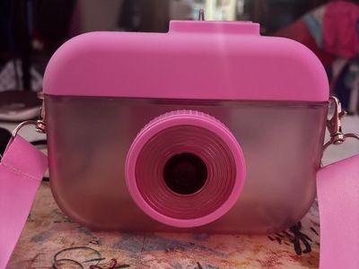 Pink Camera-Shaped Water Bottle with Adjustable Strap - Unique & Fun Hydration Accessory