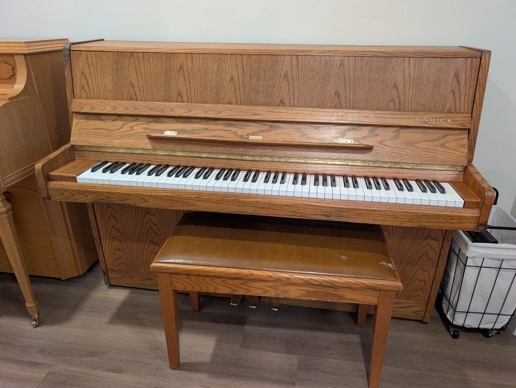 Piano SAMICK slim line, in tune. Like New, free delivery and home tuning SLC Utah.