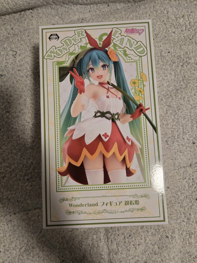 Hatsune miku (wonderland) & Frieren figures
