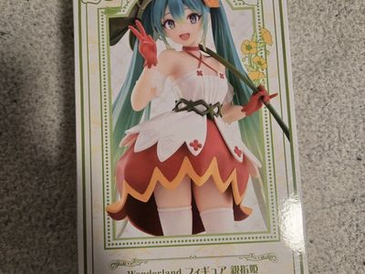 Hatsune miku (wonderland) & Frieren figures