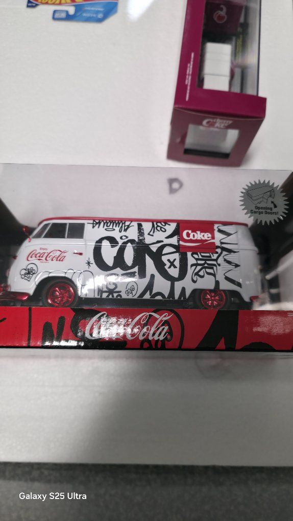Hot Wheels Coca-Cola VW Type 2 Bus Pop Culture Series (Real Riders) Diecast Car 1:64