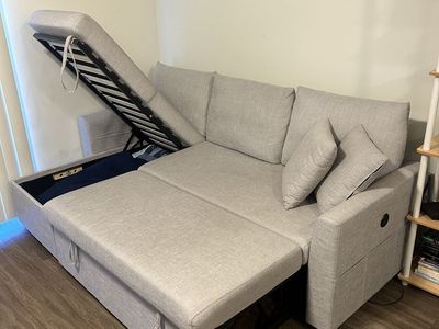 Couch w/Storage Chaise & Pull-Out Bed