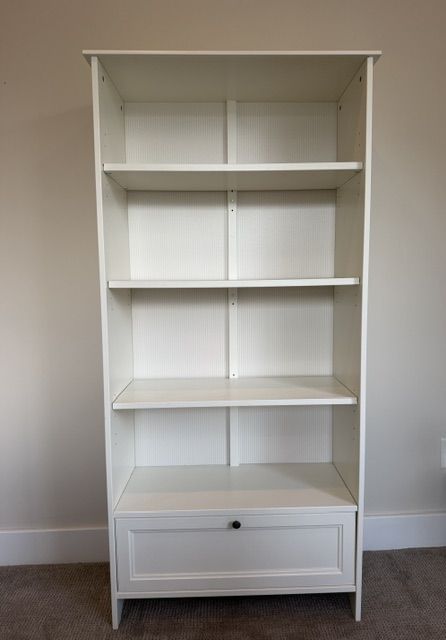 Modern White Bookshelf In Excellent Condition