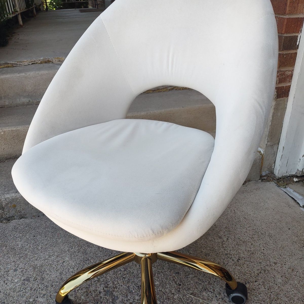 Soft and Clean! White Swivel Office Desk Chair!