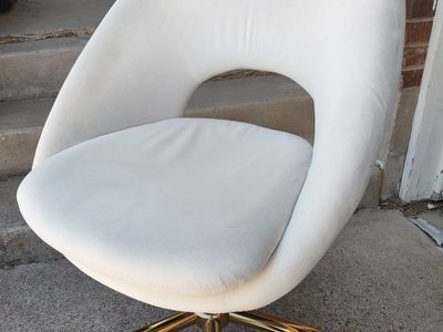 Soft and Clean! White Swivel Office Desk Chair!