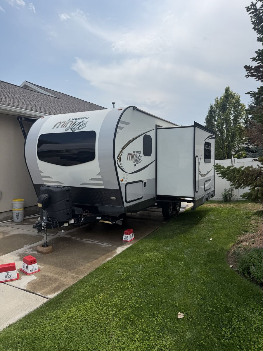 2020 Rockwood Mini Lite 2104S – Pristine Condition 