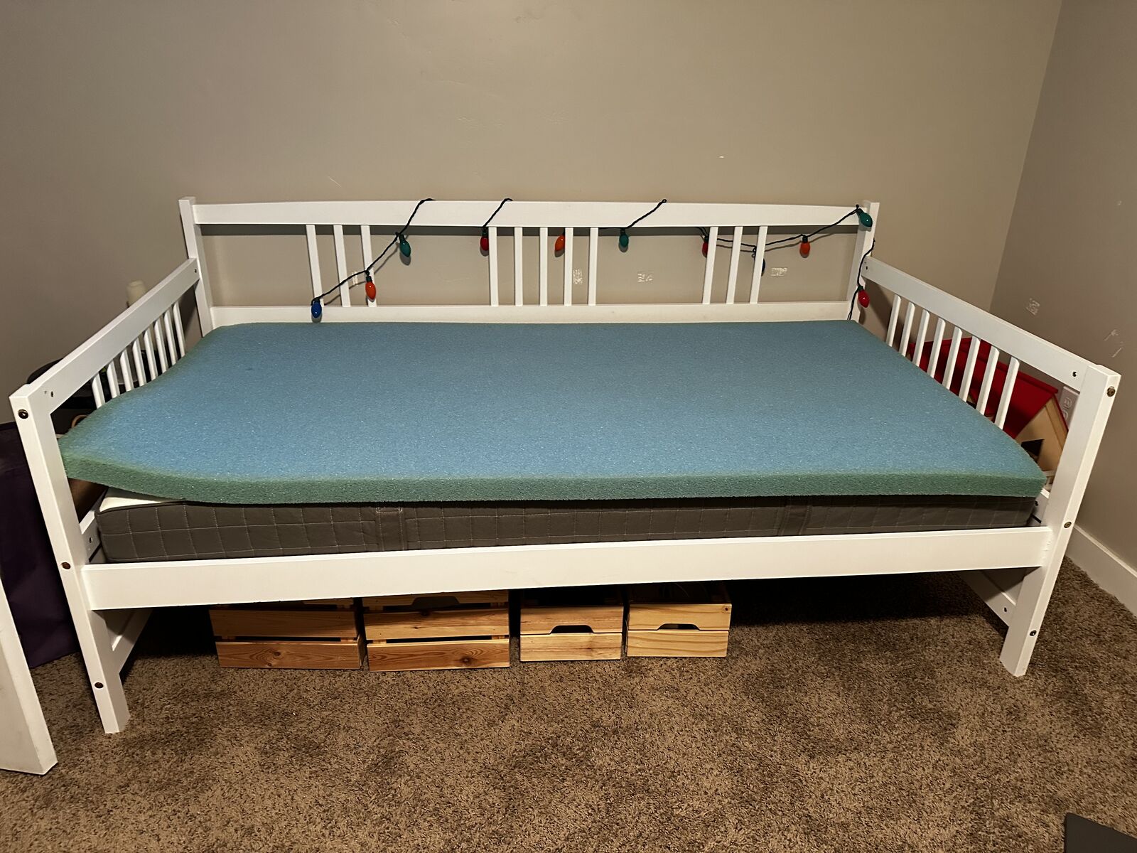 Daybed does not include mattress