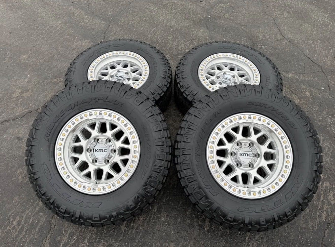 New Nitto 285/70r17 Silver KMC 549 GRS 6x5.5 Chevy