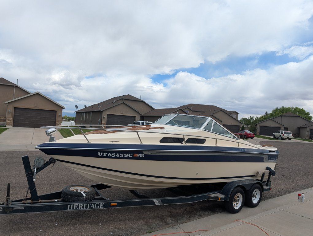 Champion boat cruiser with cabin