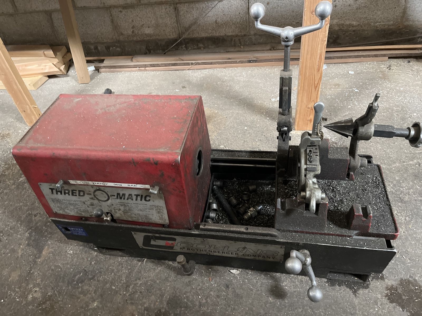 Thread-o-matic pipe threader machine