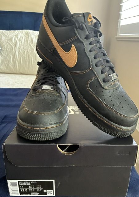 NIKE AIR FORCE 1 - SIZE 11