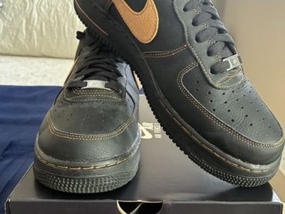 NIKE AIR FORCE 1 - SIZE 11