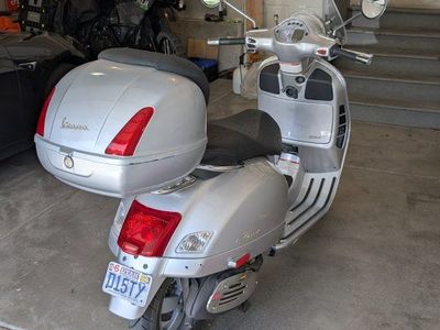 2008 Vespa GTS 250ie Scooter - Good Condition, Low Miles, Top Case Included