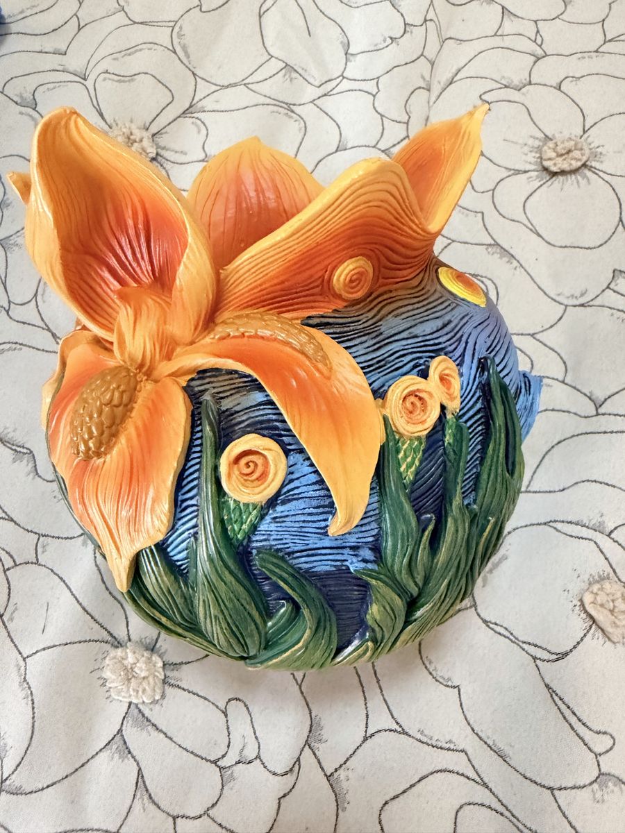 Solar Powered Lily Flower LED Vase Garden Decor Indoor/Outdoor Planter Light