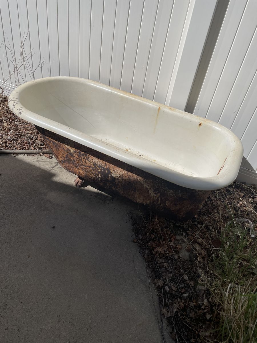 Claw foot cast iron tub