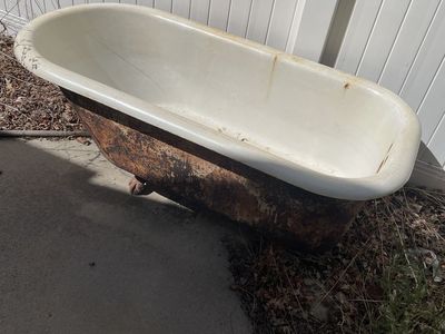 Claw foot cast iron tub