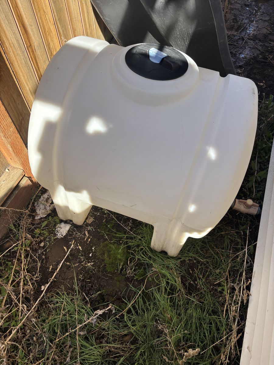 125 Gal Water Tank W/spicket