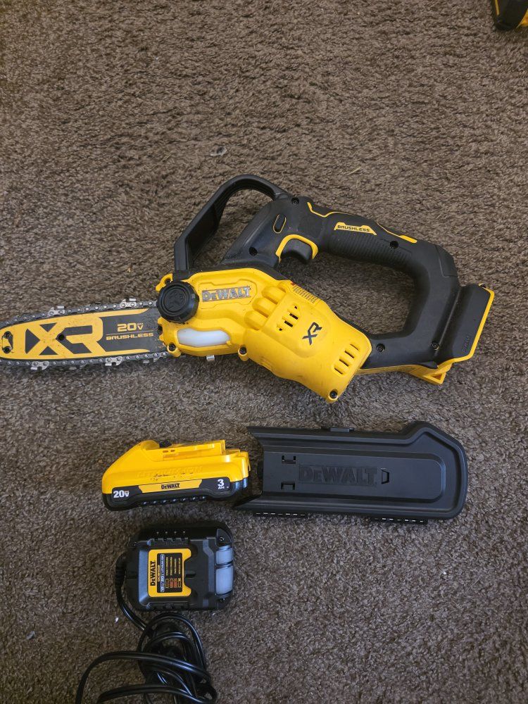 DEWALT 20V MAX XR 8in. Pruning Chainsaw Kit w/ 3Ah Battery & Charger