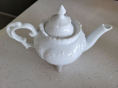 A Teapot Maryland white footed Ceramic Teapot
