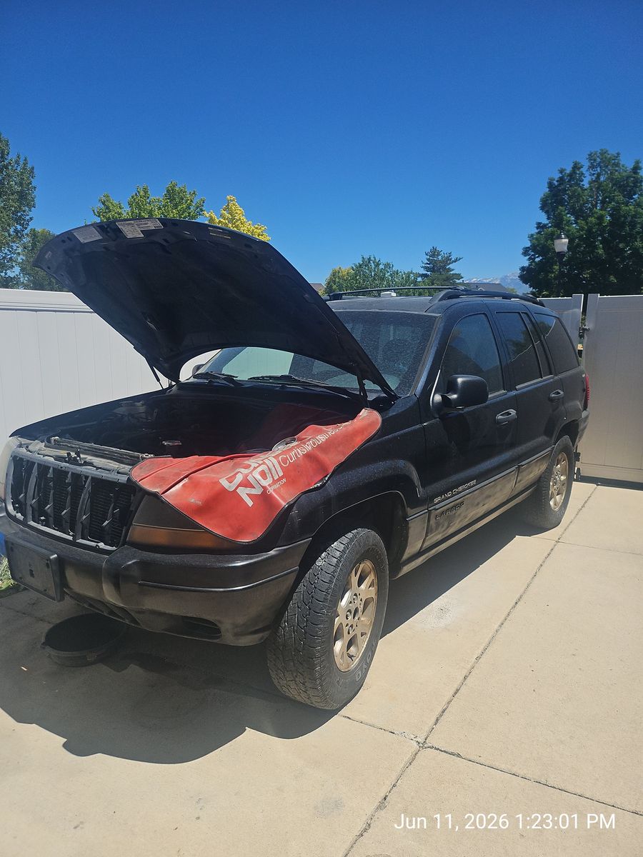 For sale; Project vehicle; or parts; 2000 Jeep Grand Cherokee Laredo with a 4.0L In line 6 Cylinder