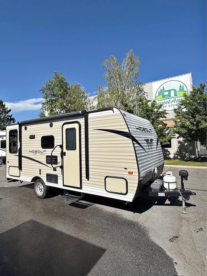 2019 Keystone hideout 177lhs couples coach travel trailer