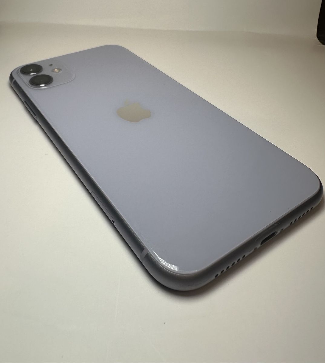 iPhone 11 64GB Unlocked! Works anywhere in the world