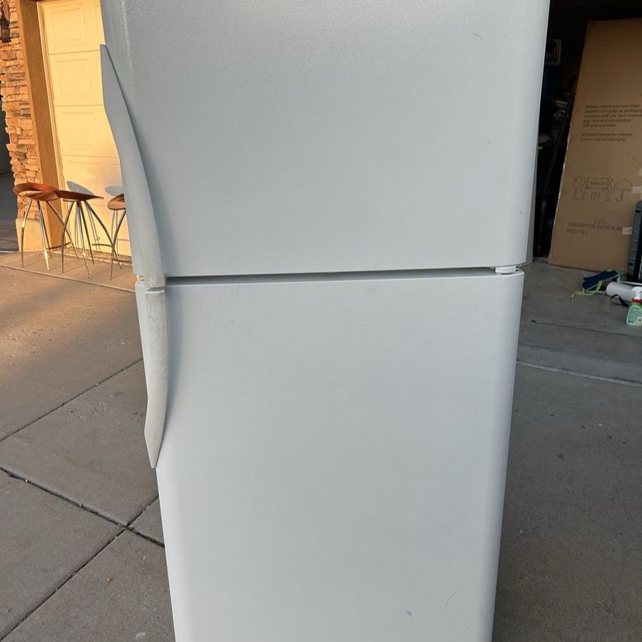 Top Freezer Refrigerator - Excellent Condition, Clean Interior