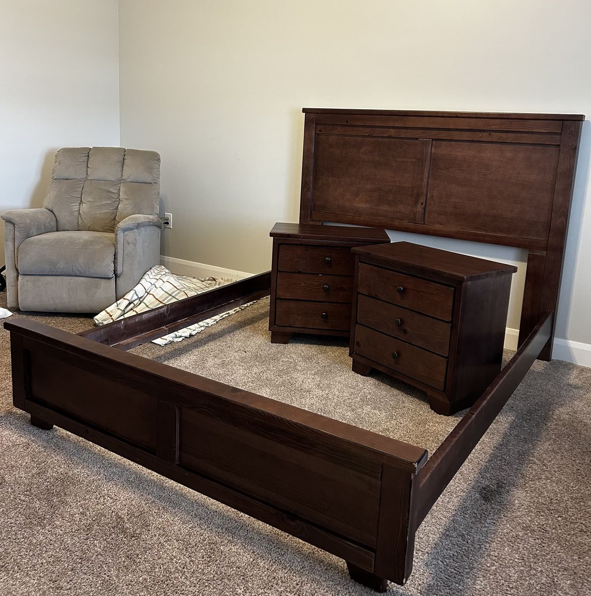 Queen Bed Frame + Matching Nightstands – Solid Wood – Great Condition