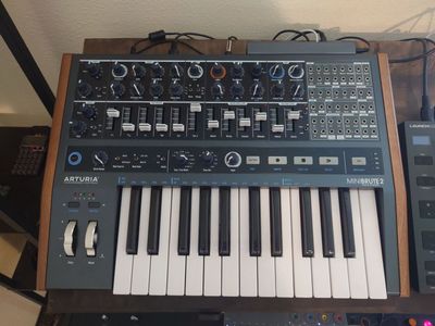 WTT/WTS- Arturia Minibrute 2