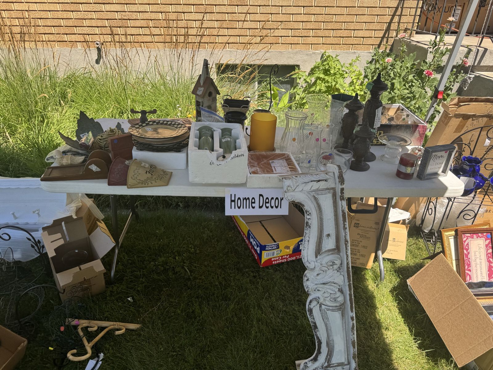 Yard sale. Lost of decor