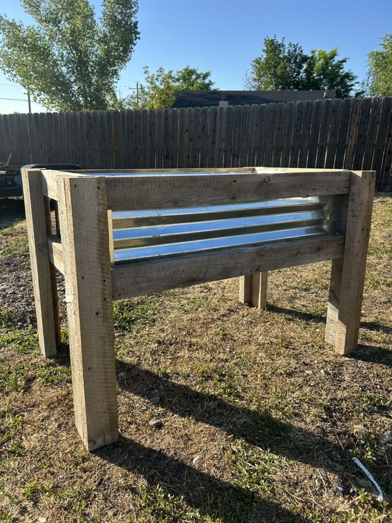 Rasied Garden Box