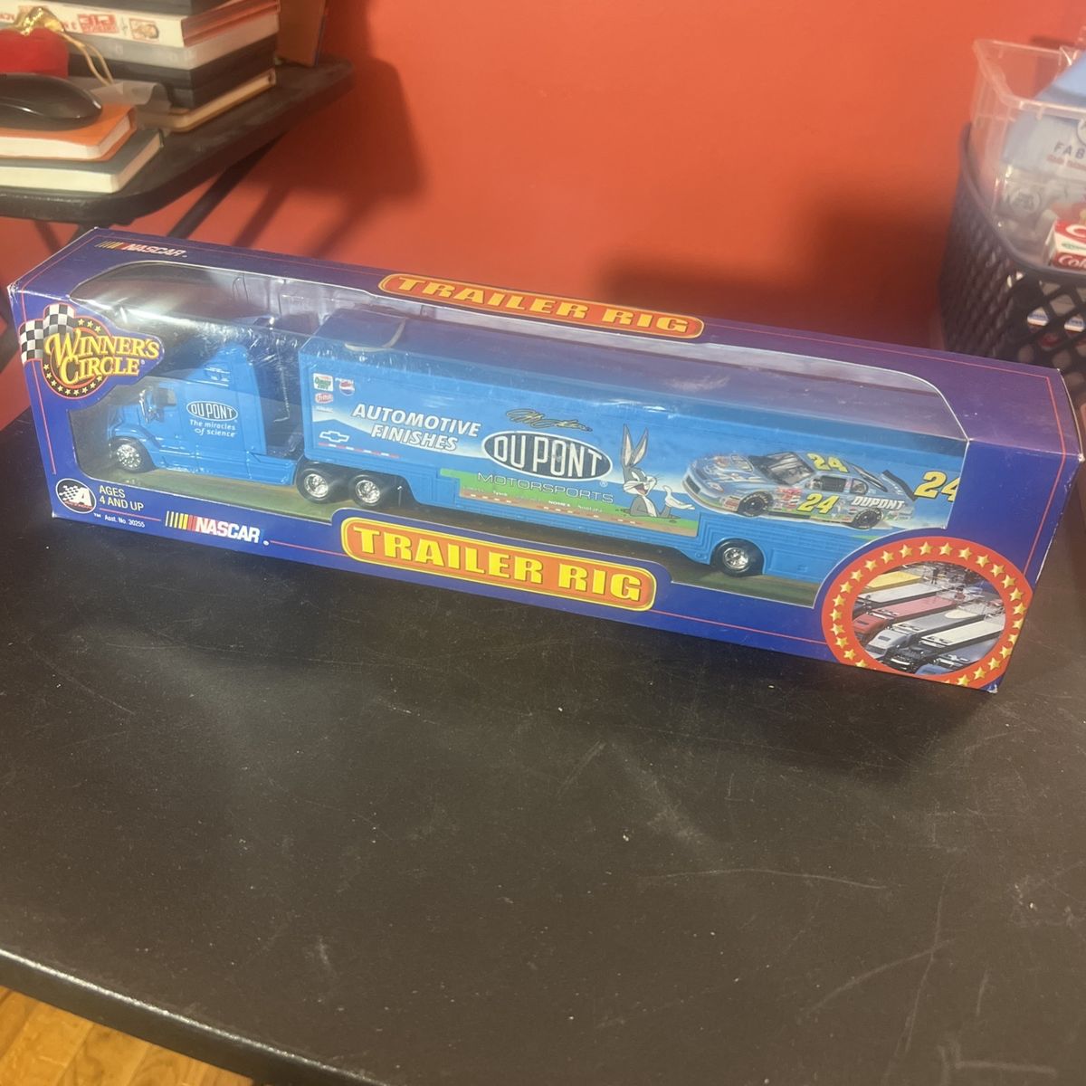 1:64 WINNER'S CIRCLE 2002 #24 DUPONT LOONEY TUNES