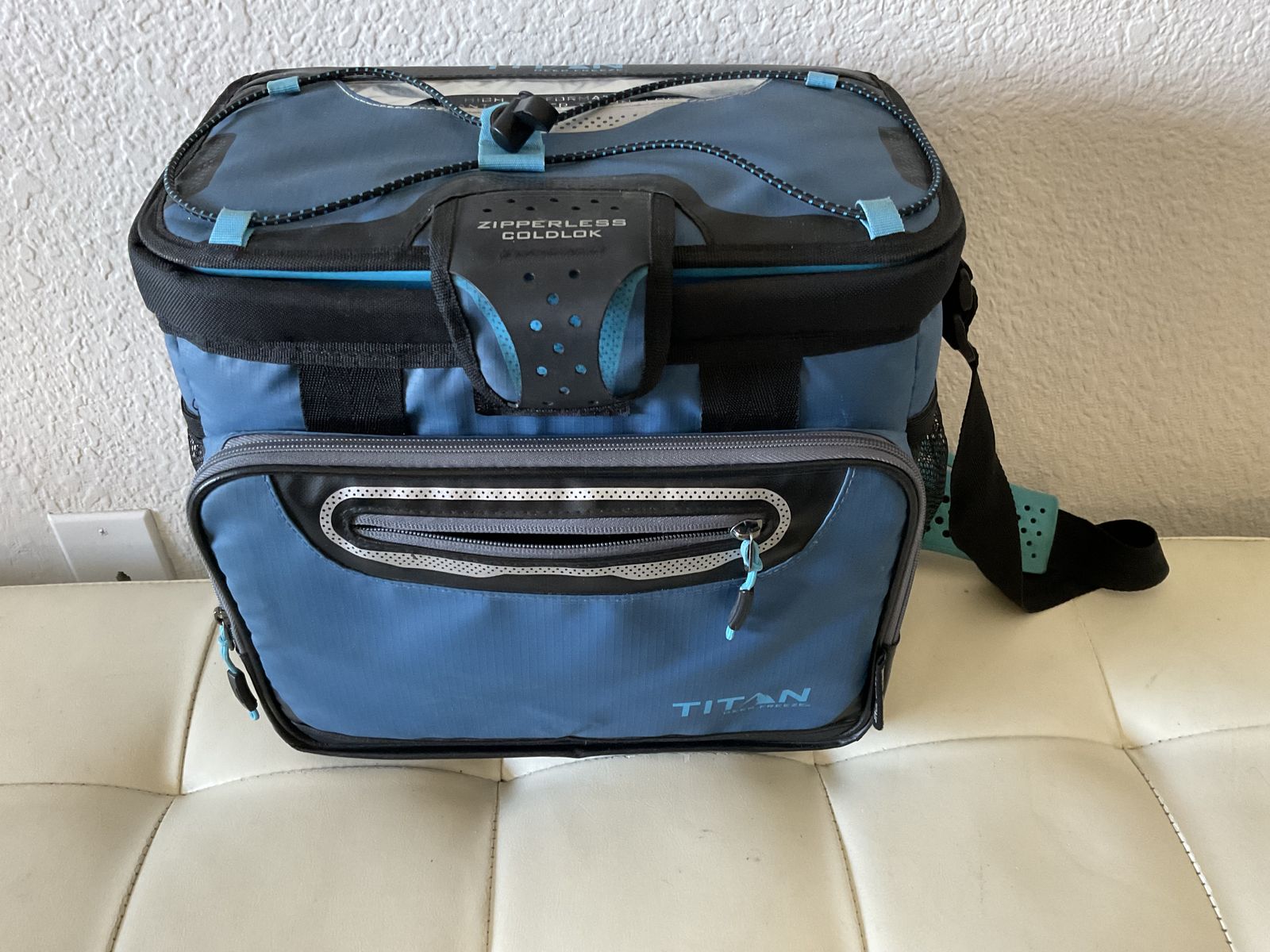 Titan Deep Freeze 16 Cans Artic Zone Ziperless Coldlok Cooler Bag