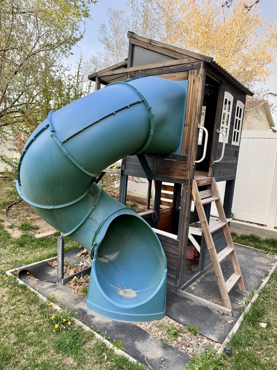 KidKraft Cozy Escape Playhouse