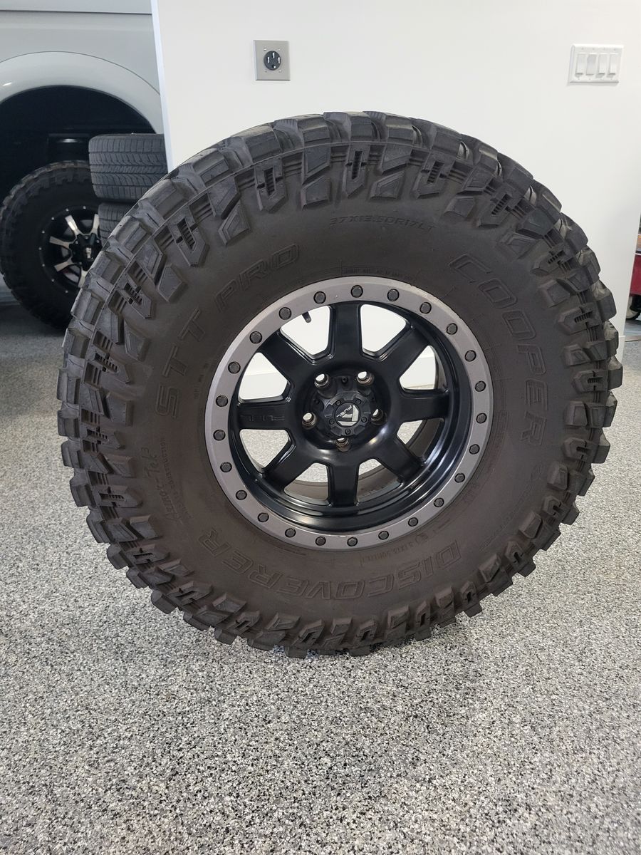 37x13.5 R17 Cooper SST Pro on Fuel Trophy Wheel Jeep Wrangler