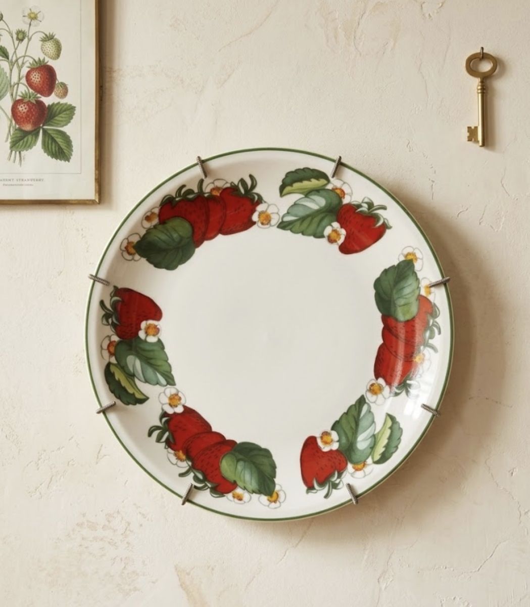 Villeroy & Boch 'Dessin Original' Strawberry Porcelain Plate Made in Luxembourg