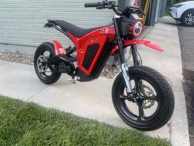 Solar E-Clipse Stealth Electric Motorcycle, with Carbon Fiber Wheels