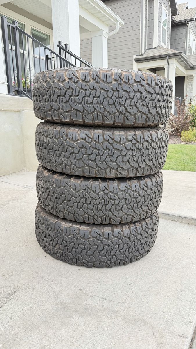 37/12.50R17 Bfgoodrich Ko2 Load C almost new 