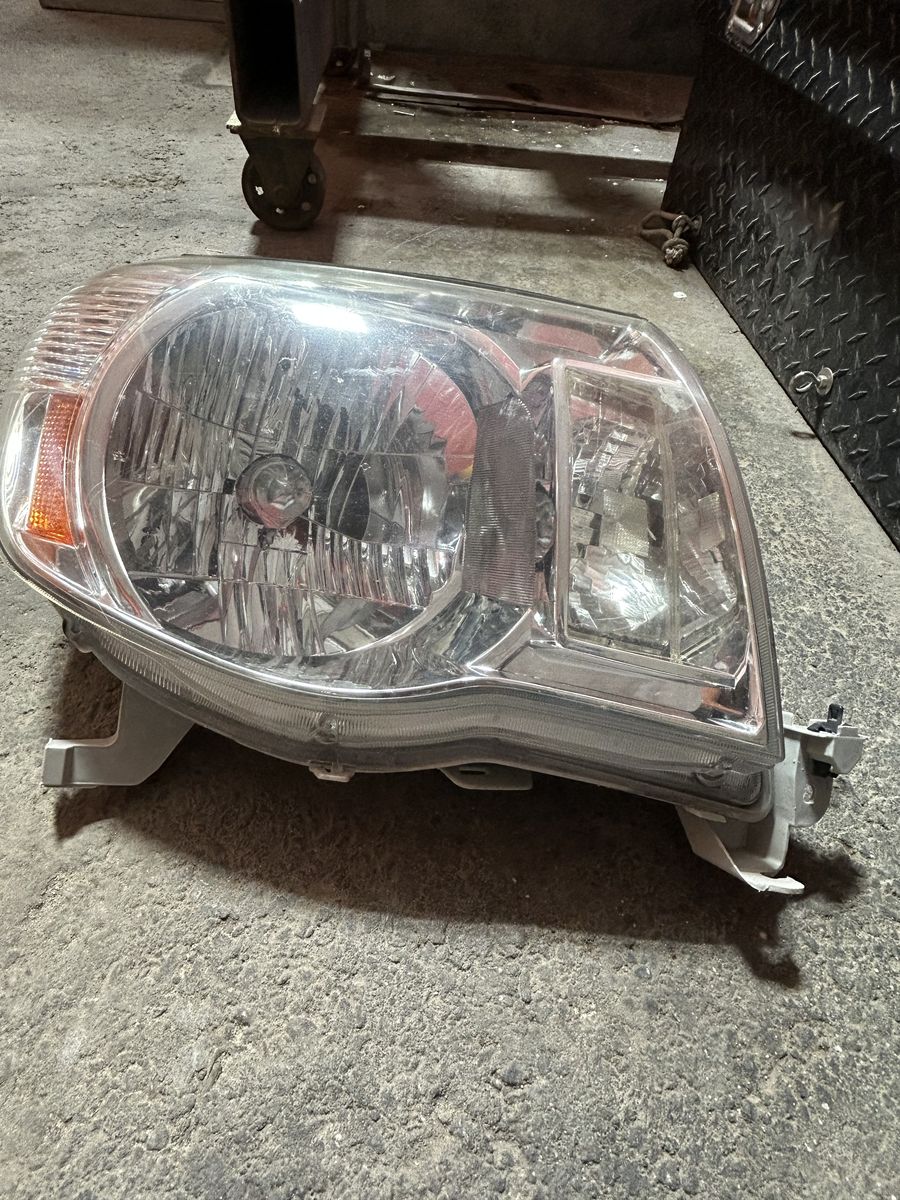05-15 Toyota Tacoma headlight Driver Side
