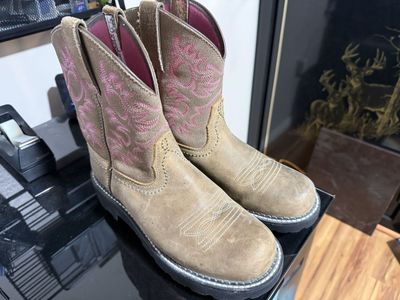 Practically New Women's Ariat 7.5 boots