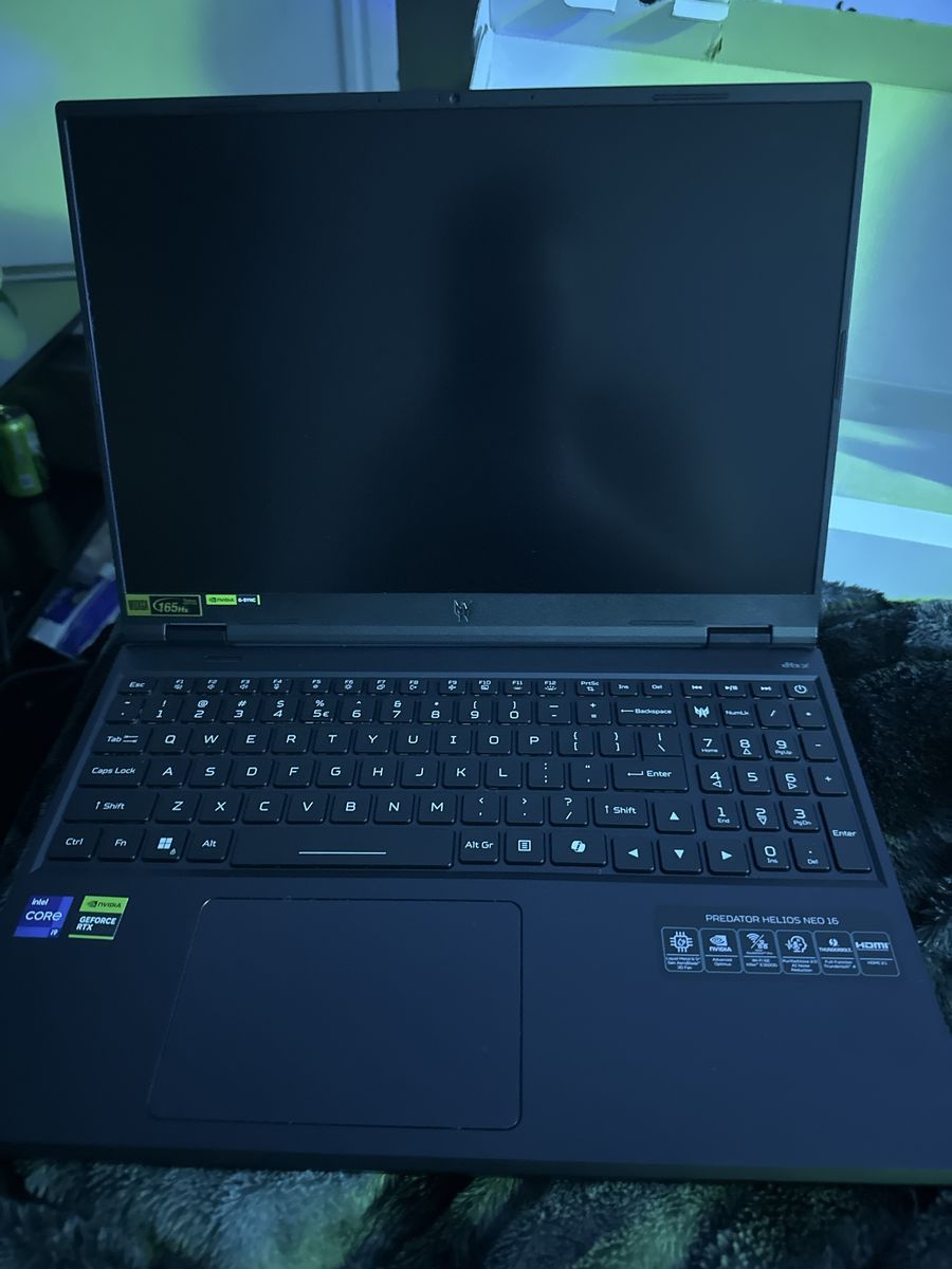 Predator gaming, laptop, and keyboard and mouse also comes with a laptop case