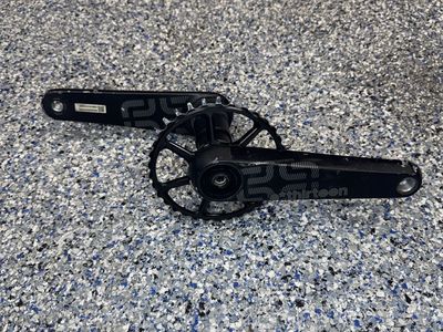 E*thirteen trs Race carbon crank set w/ bottom bracket
