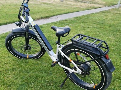 Rad Power Bikes RadRover 6 Plus Electric Fat Tire Bike - White, Good Condition