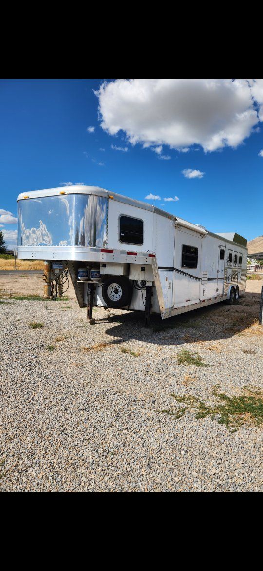 2005 Exiss 4 horse Living Quarters