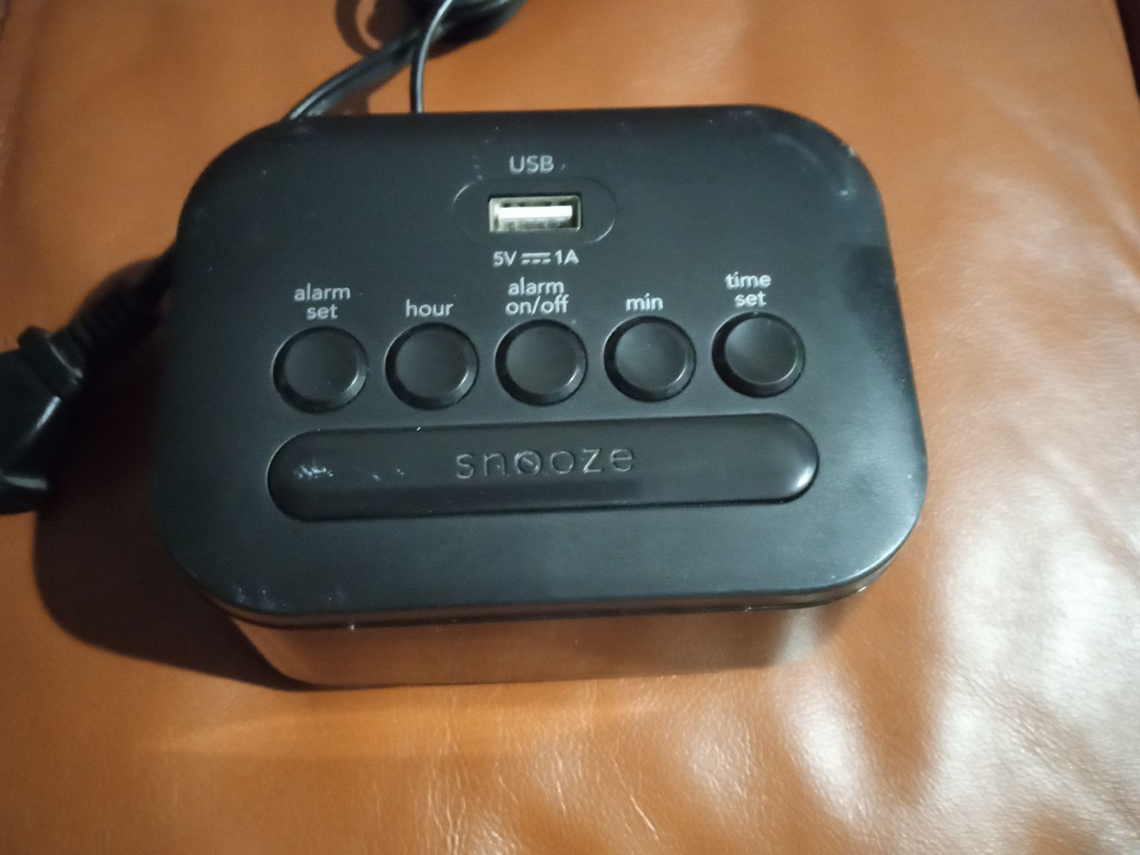 Sharp digital alarm clock with USB