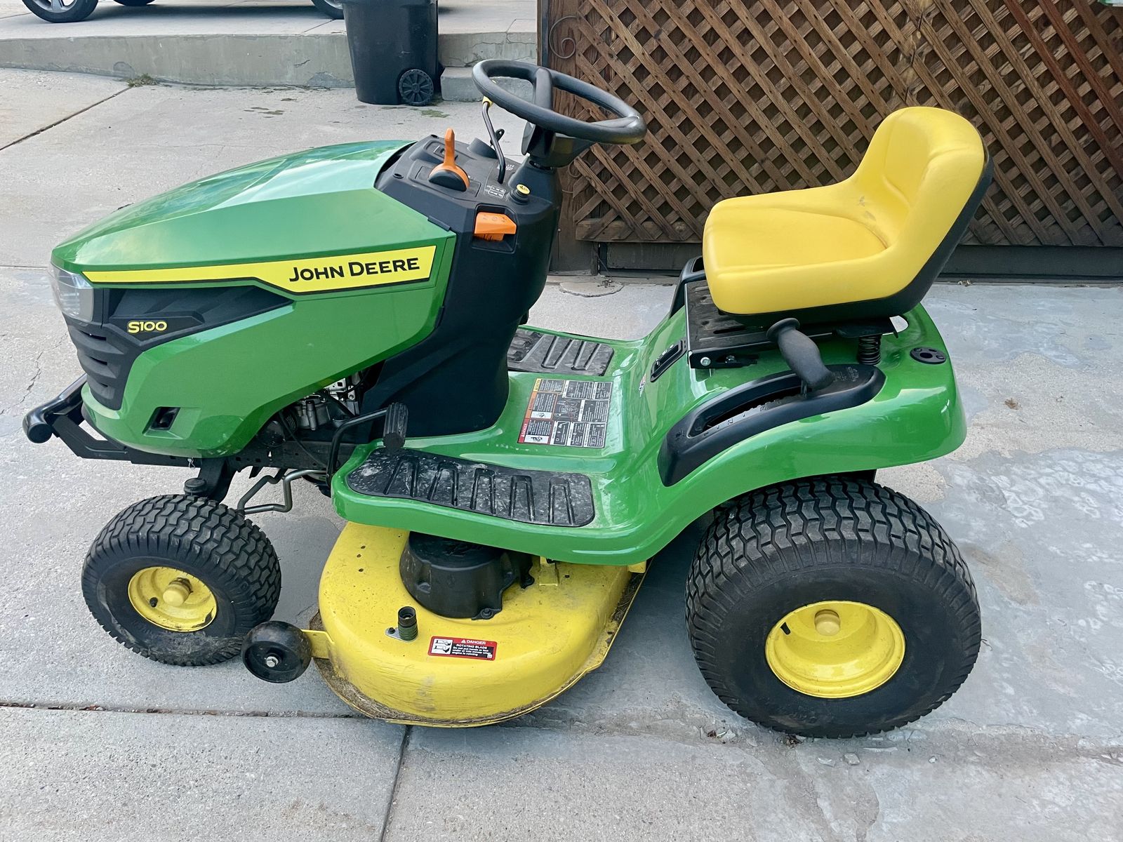 John Deere S100 Riding Mower