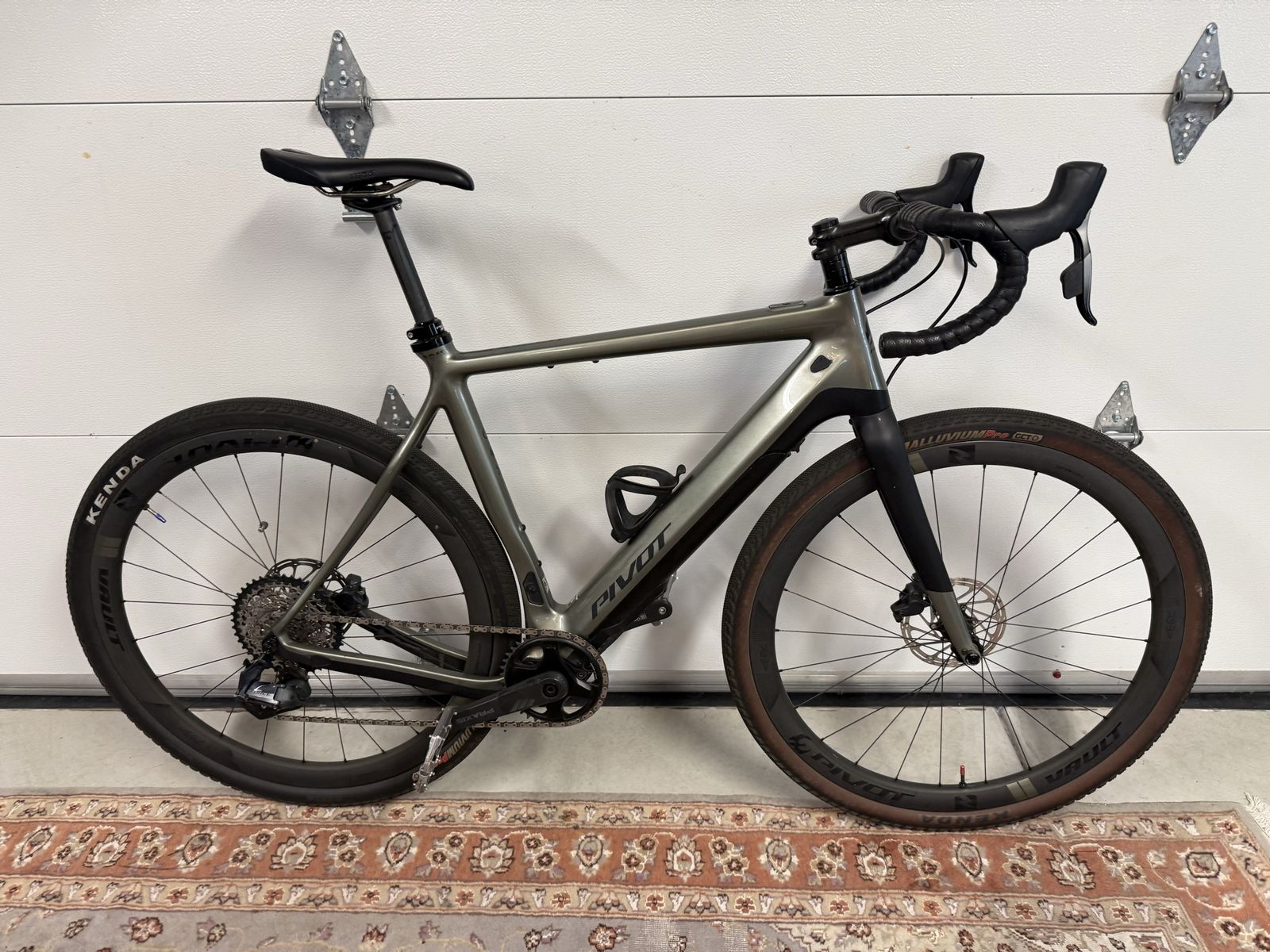 Pivot E Vault Explr w carbon everything and digital shifting   Ebike large