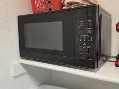 New Mainstays 1.1 cu ft 1000w microwave