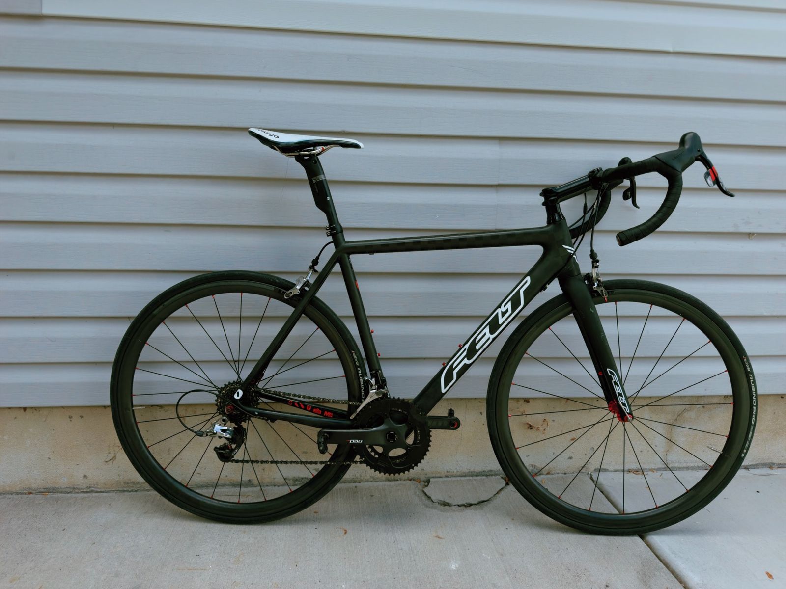 Felt F-Series 56cm carbon road bike – SRAM Red 22
